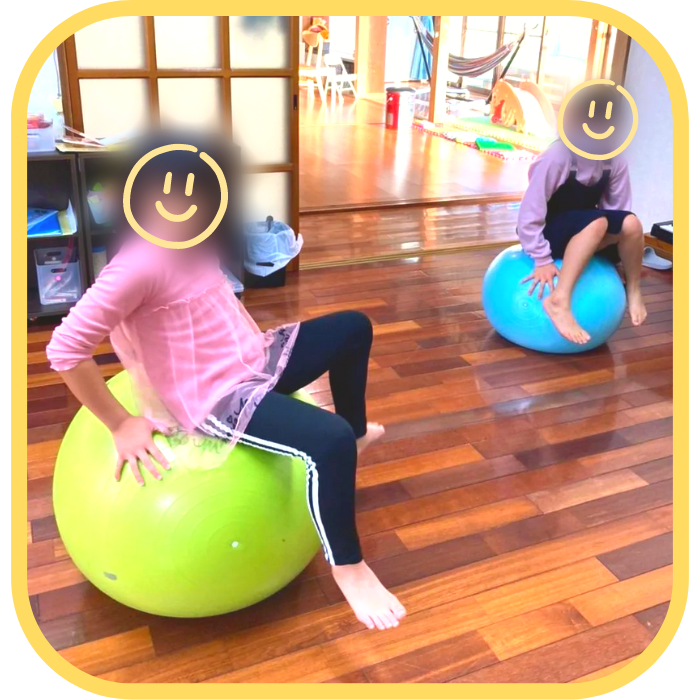 バランスボールで楽しそうに遊ぶ子どもたち