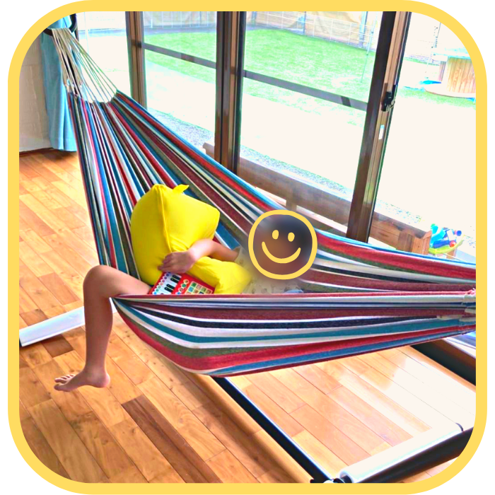 縁側に置かれたハンモックでゆらゆら