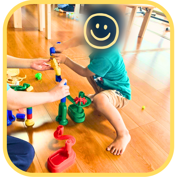 レールを組み立てて遊びながら学ぶ、にじいろキッズ